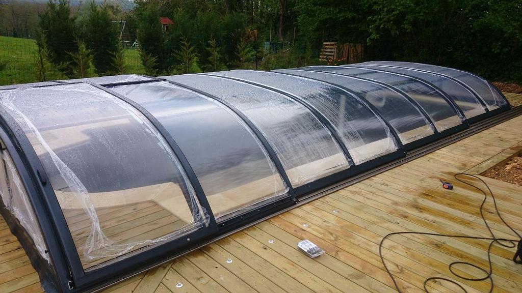 Piscine béton avec couverture