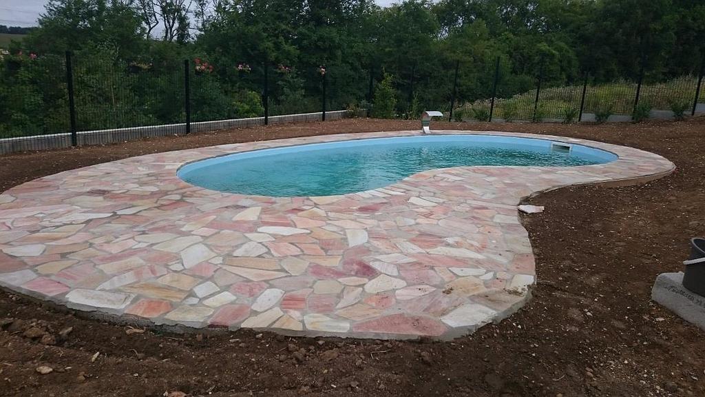 Piscine à coque forme libre