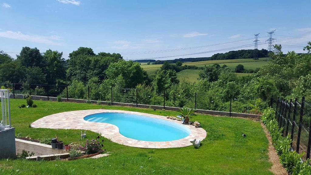 Piscine coque forme libre