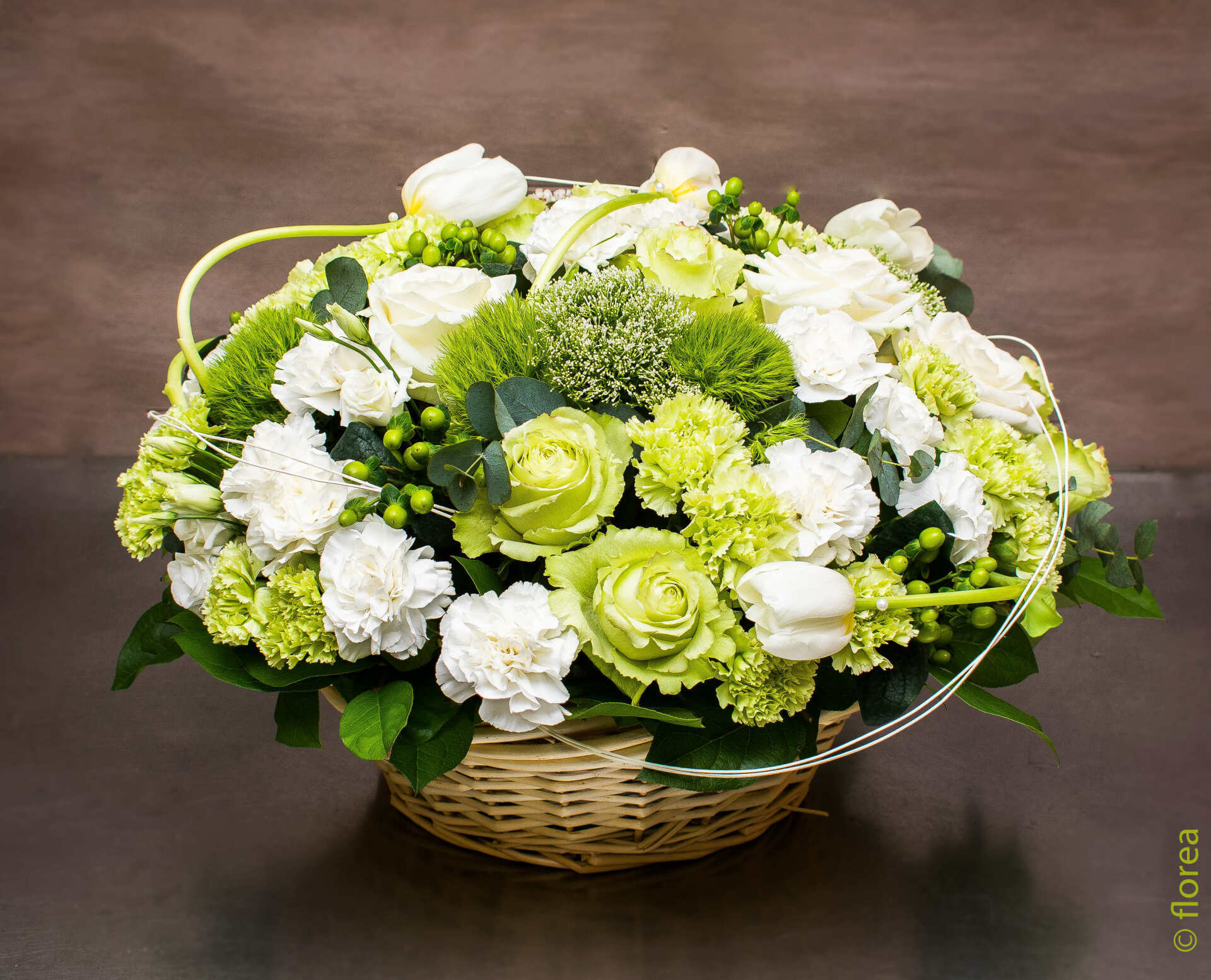 corbeille de fleurs deuil blanche et verte