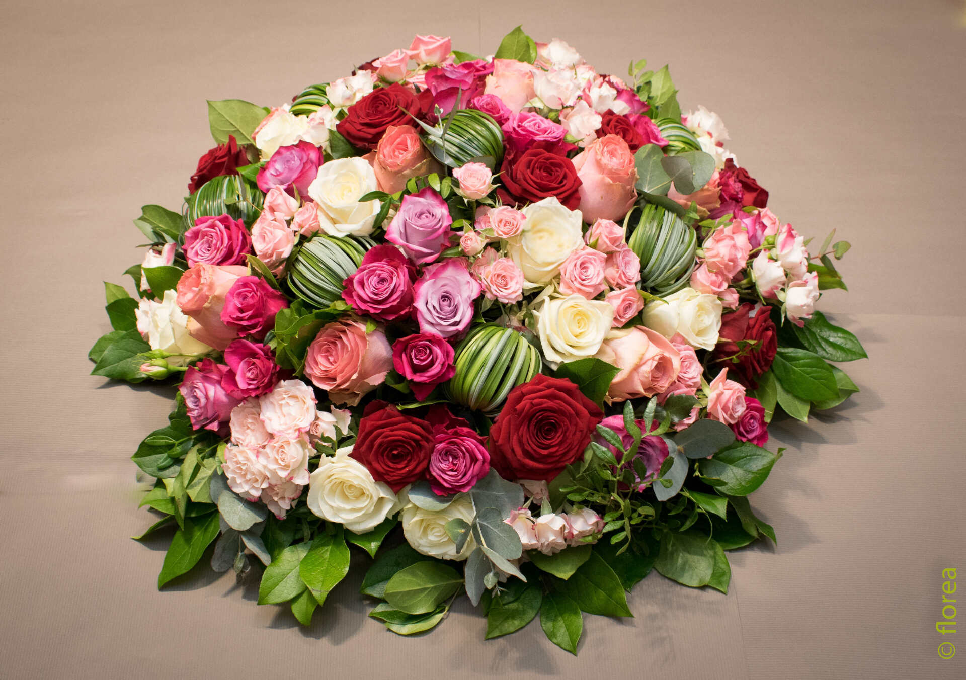 coussin deuil de roses tons roses