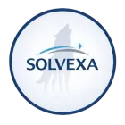 Logotipo de Solvexa, silueta de lobo aullando bajo arcos azules y grises, una estrella, c&iacute;rculo blanco, borde azul.