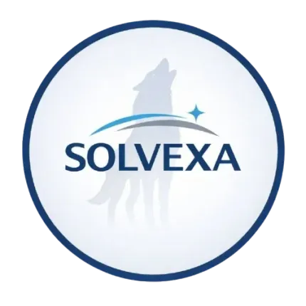 Logotipo de Solvexa, silueta de lobo aullando bajo arcos azules y grises, una estrella, c&iacute;rculo blanco, borde azul.