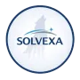 Logotipo de Solvexa, silueta de lobo aullando bajo arcos azules y grises, una estrella, c&iacute;rculo blanco, borde azul.