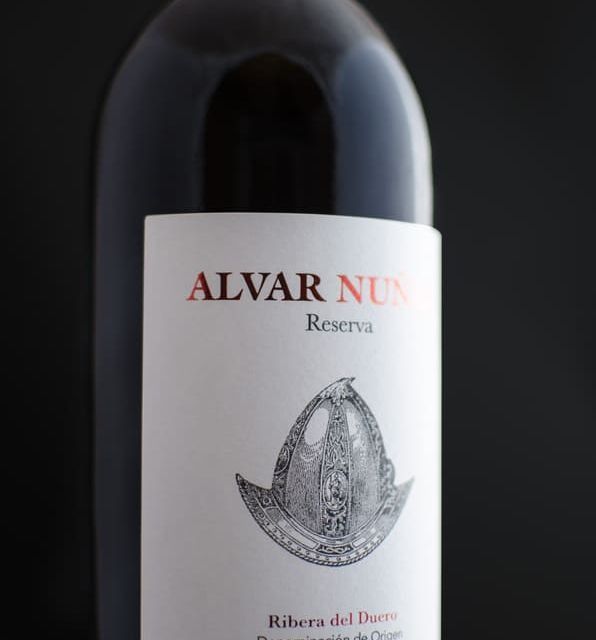 Un primer plano de una botella de Avar Nun Reserva