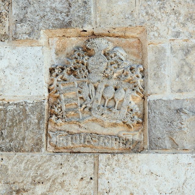 Una piedra tallada en una pared que dice 'setonia'