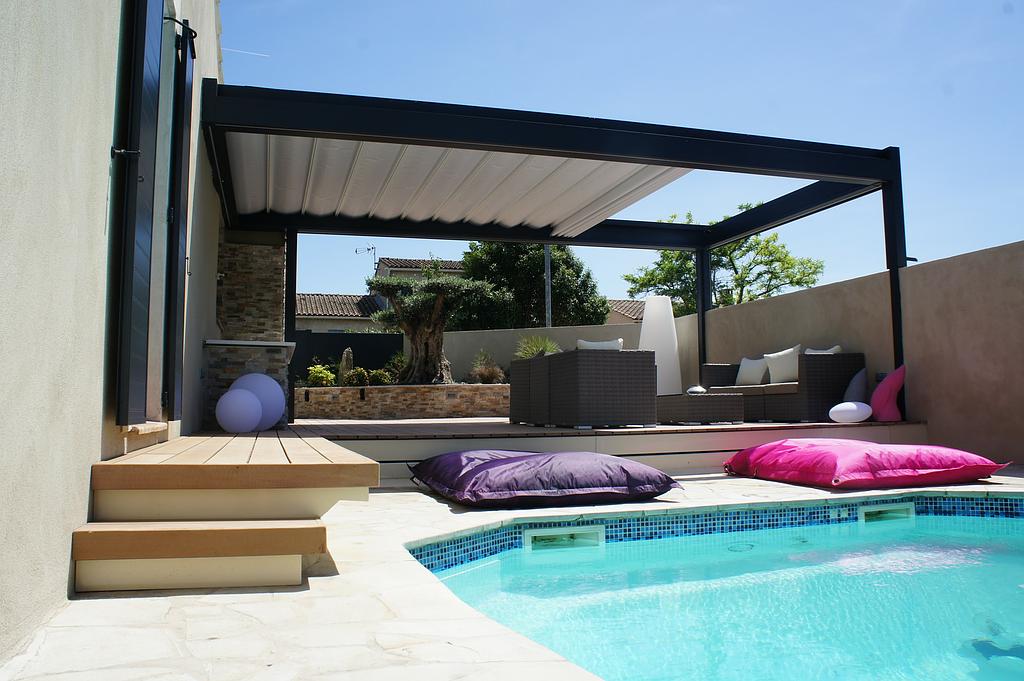 Pergola devant piscine