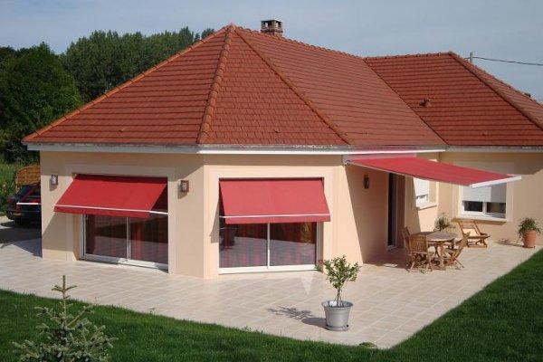 Stores extérieurs rouges