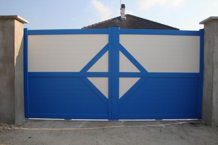 Portail en PVC bleu