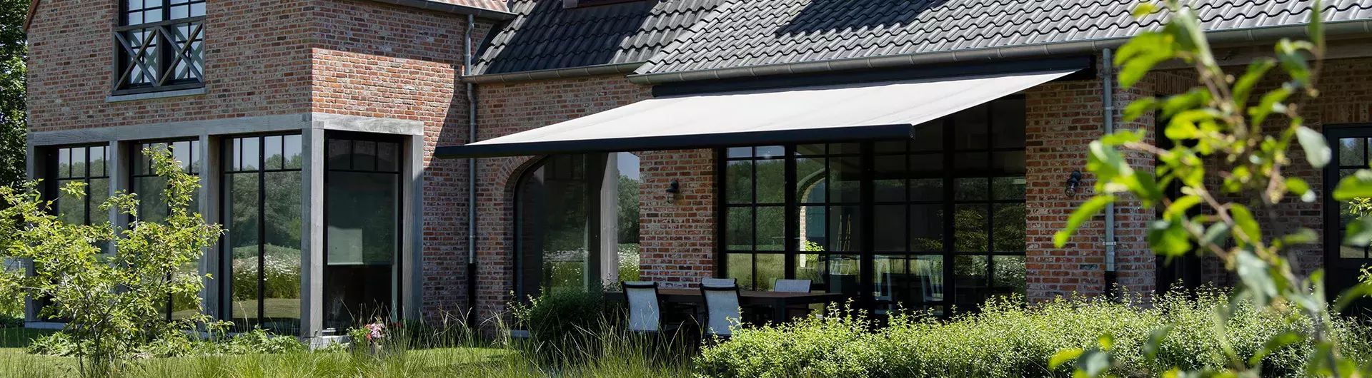 Store à banne Brustor B25 sur la façade