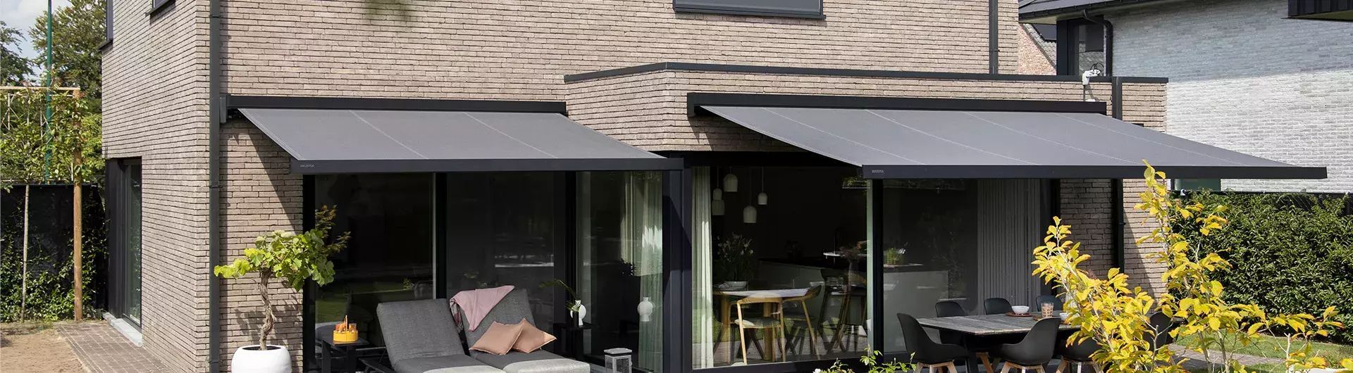 Deux stores à banne Brustor B27