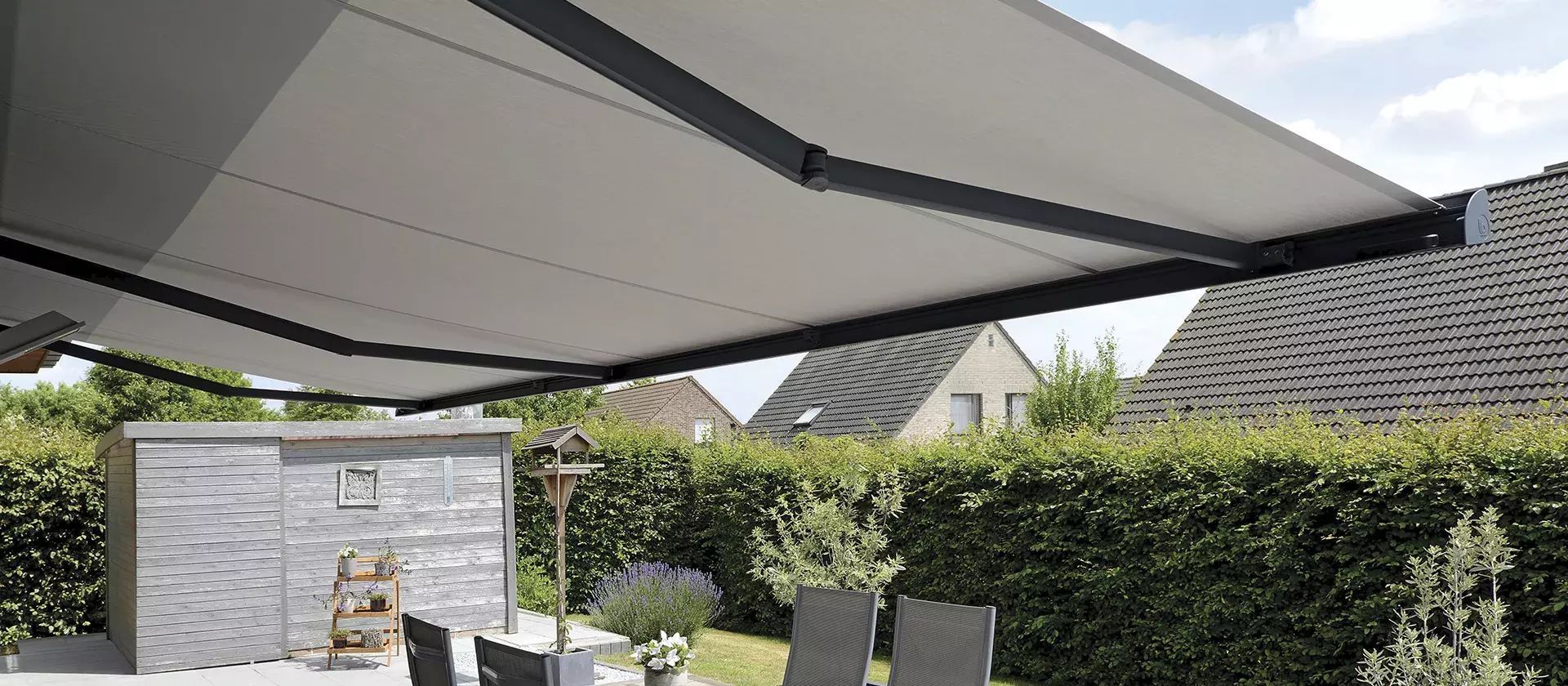 Stores extérieurs bleus