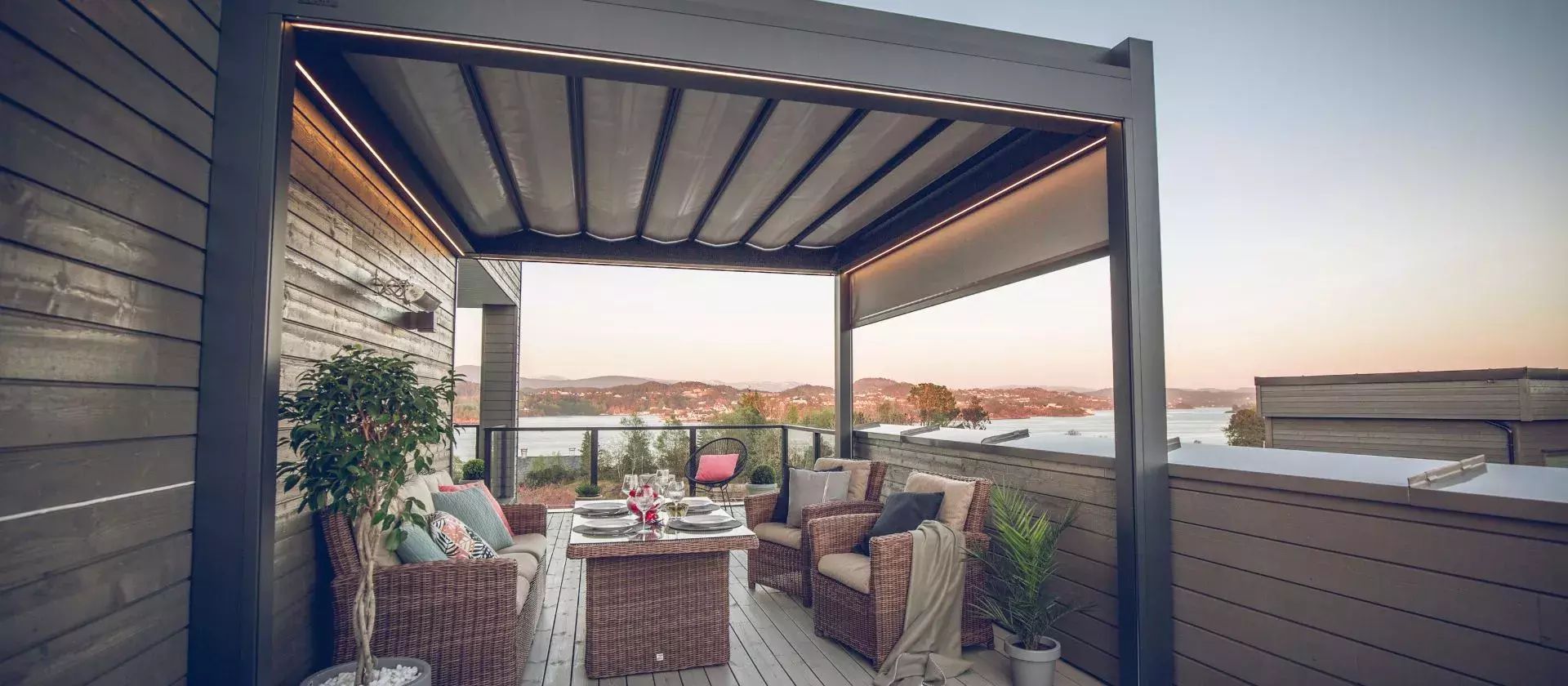 Pergola bioclimatique avec stores