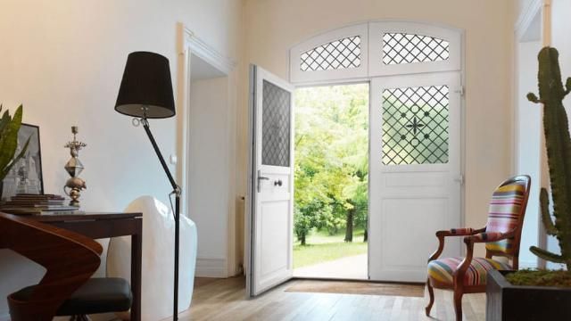 Porte d'entrée blanche avec imposte vitrée vue de l'intérieur