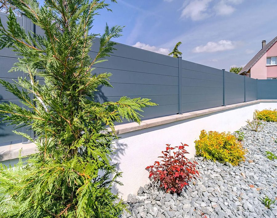 Clôture contemporaine Anae sur muret 