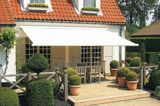 Stores extérieurs blancs