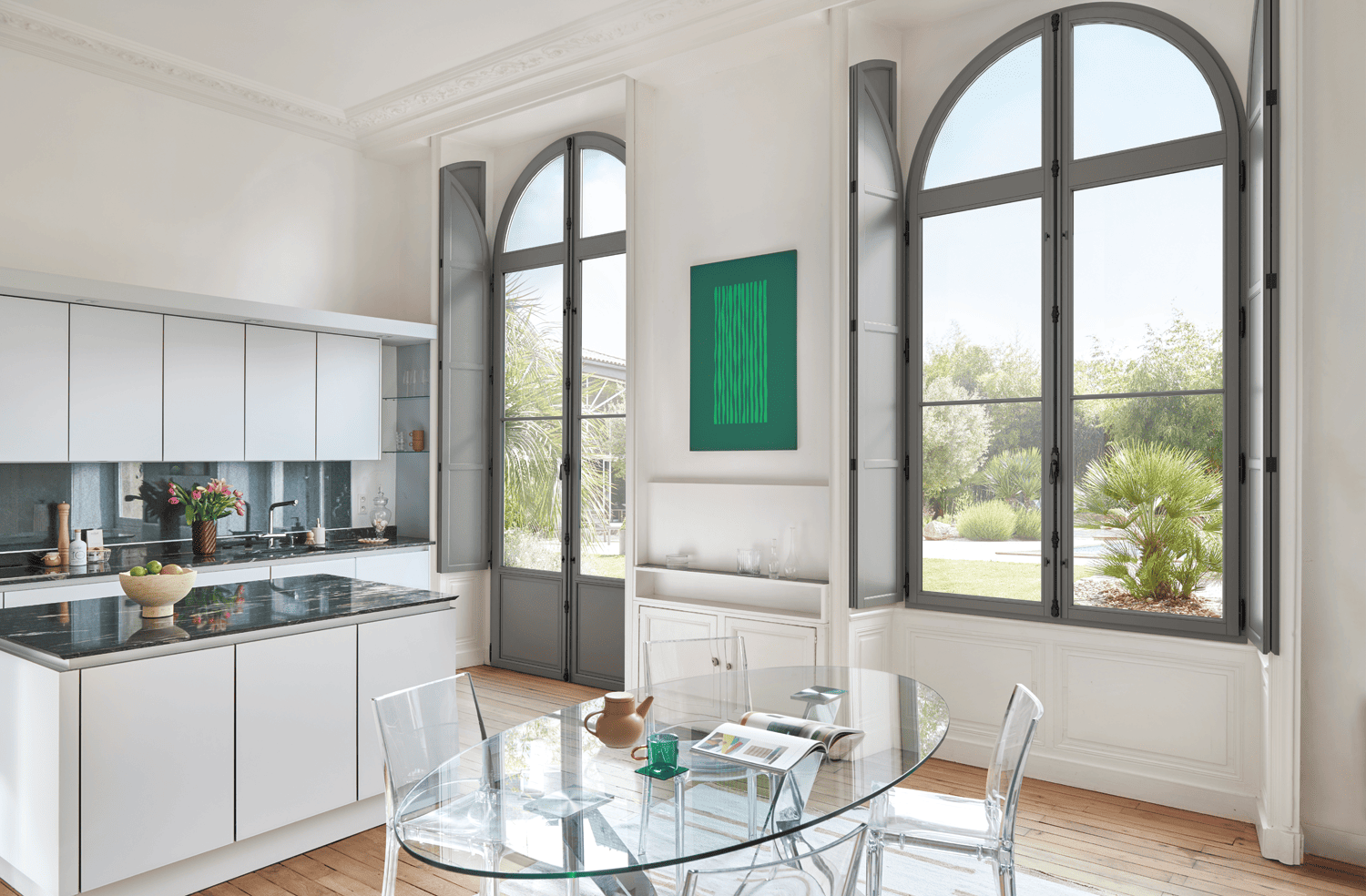 Fenêtre rétro dans un salon