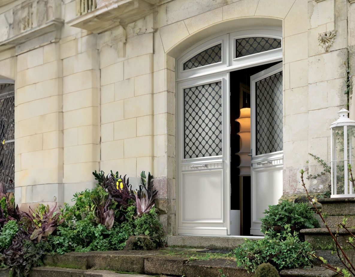 Porte d'entrée blanche avec imposte vitrée