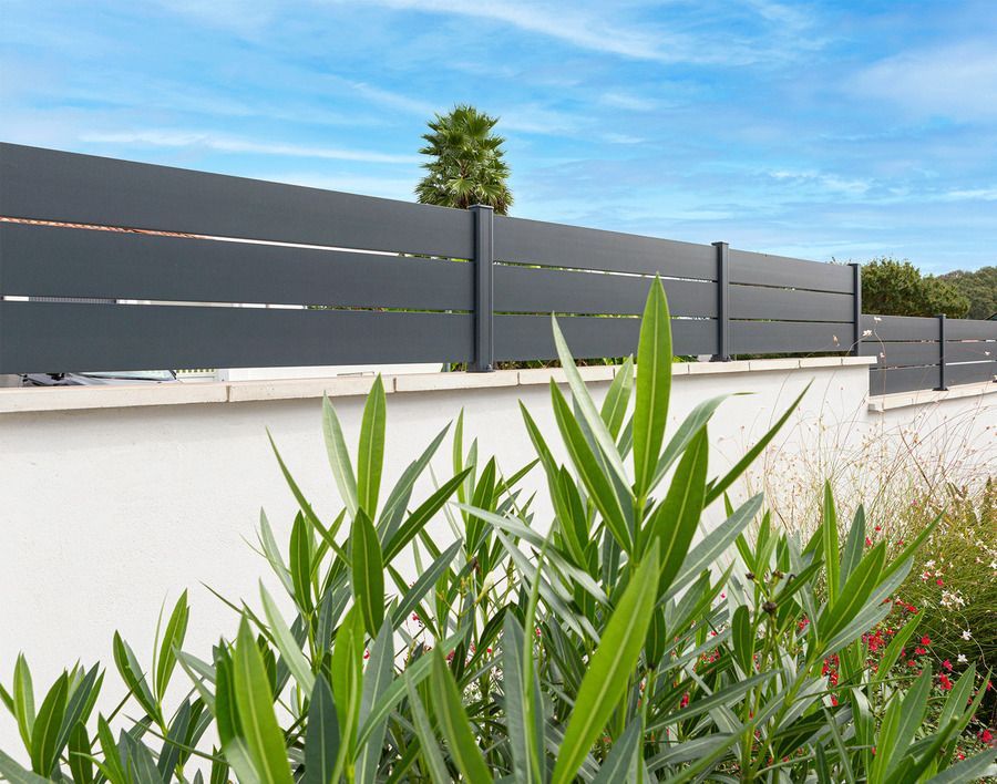 Clôture en aluminium Cosy à lames ajourées