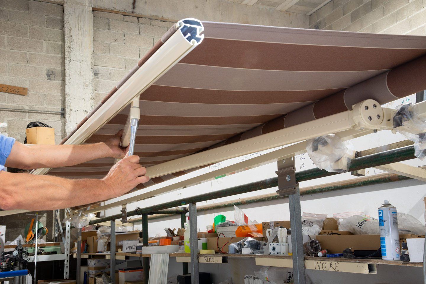 Stores extérieurs à rayure