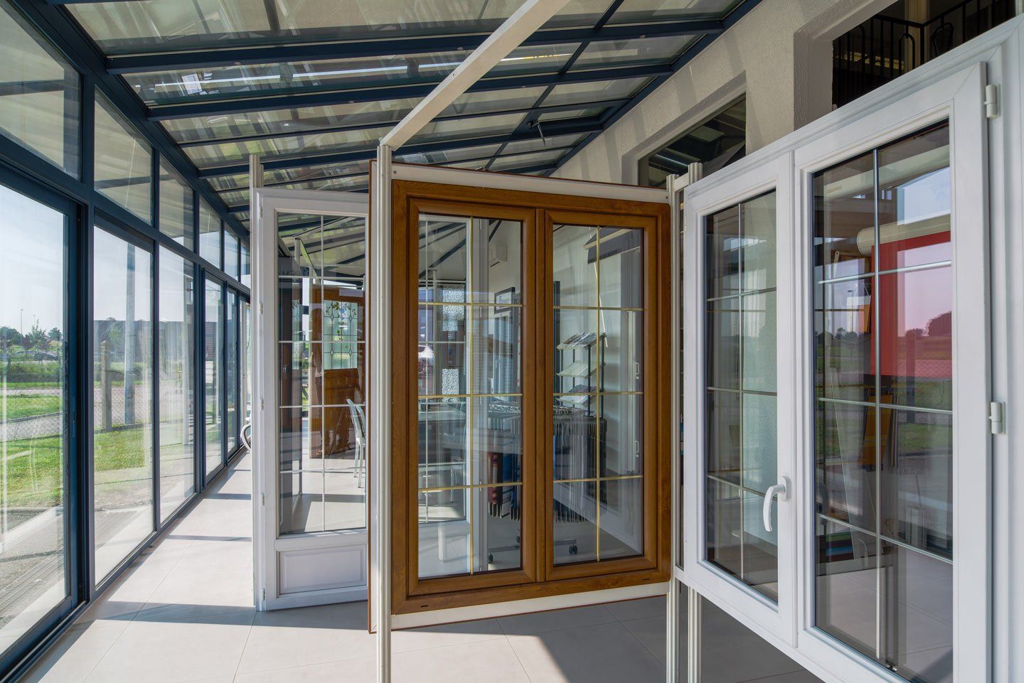 Série de fenêtres en bois au showroom