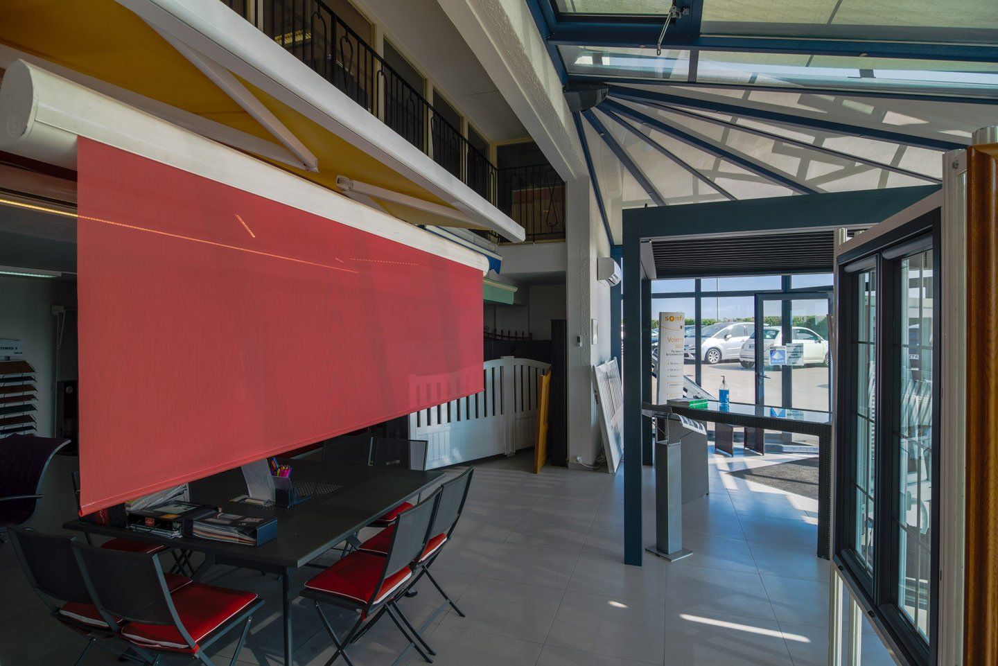 Showroom avec des stores à banne