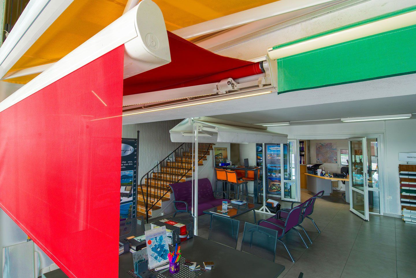 Stores extérieurs au showroom