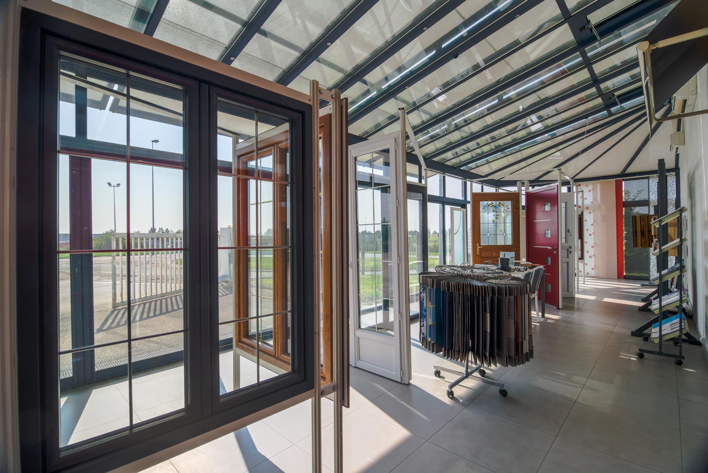 Fenêtres en bois exposées au showroom