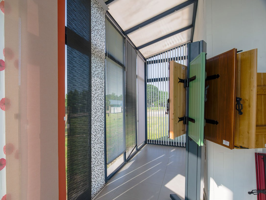 Série de volets battants au showroom