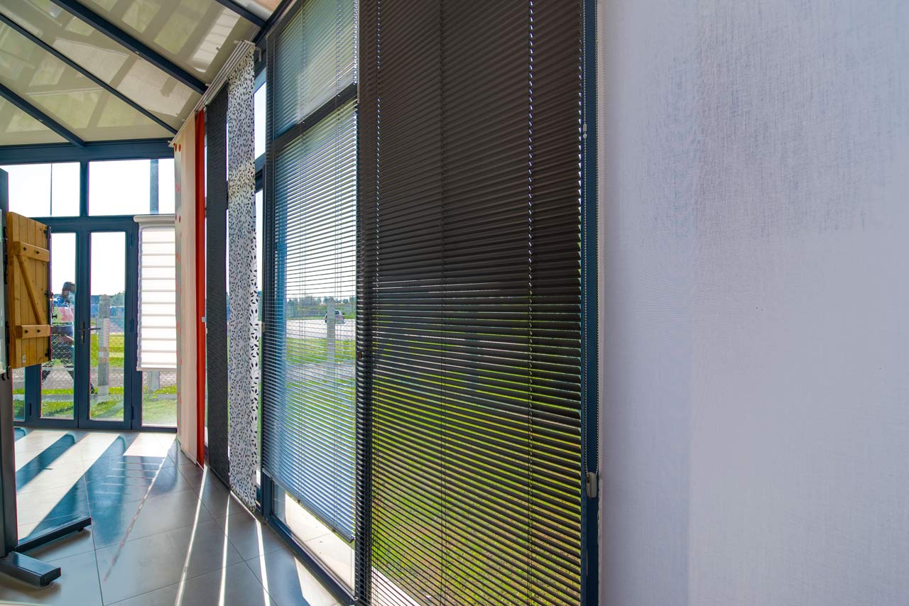 Stores extérieurs exposés au showroom