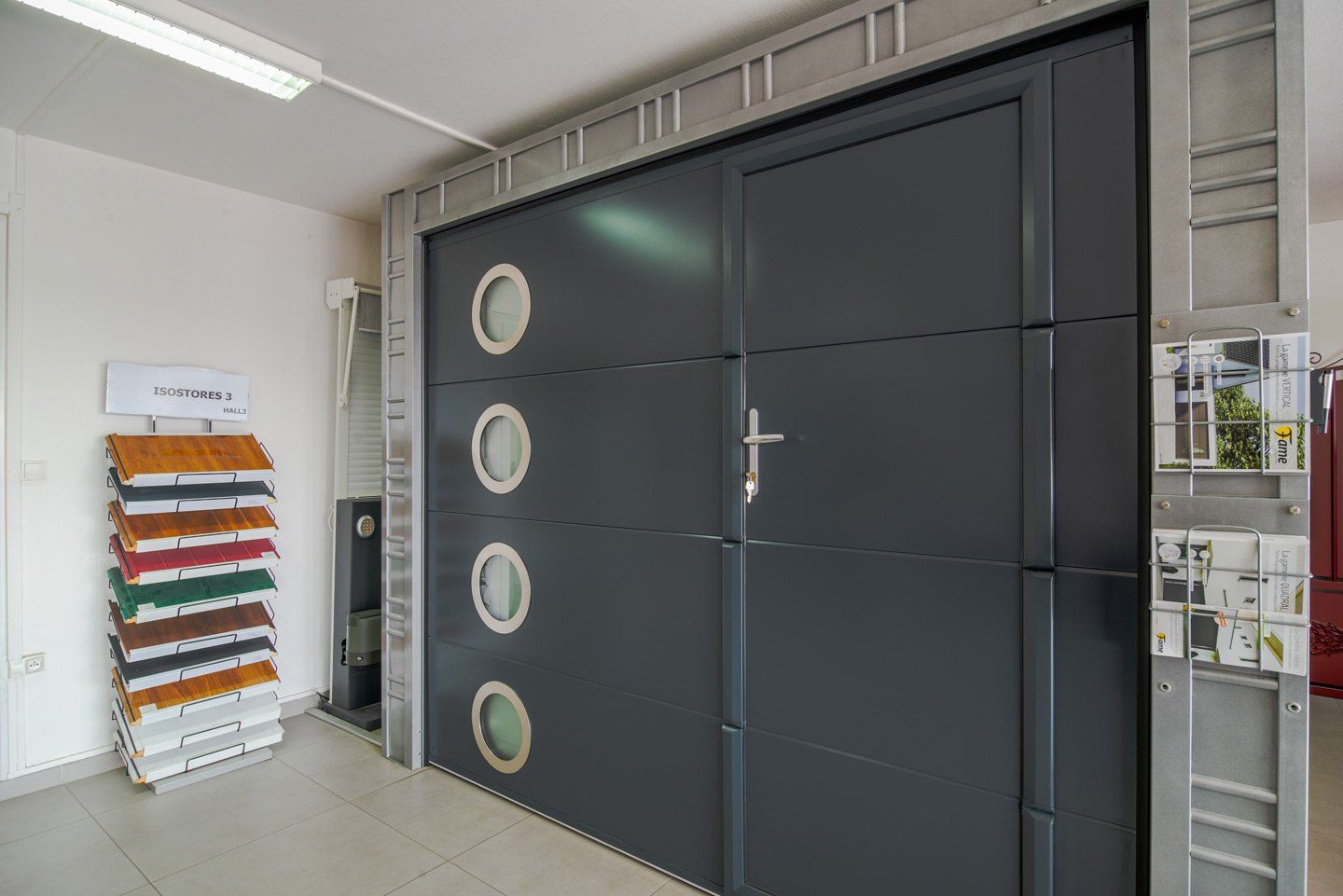 Porte de garage visible au showroom