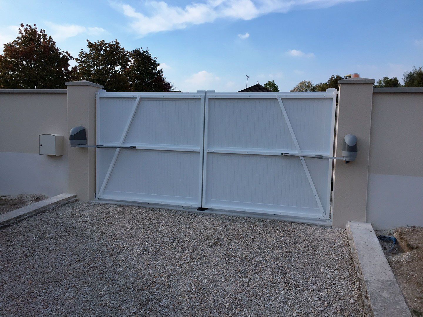Portail motorisé blanc