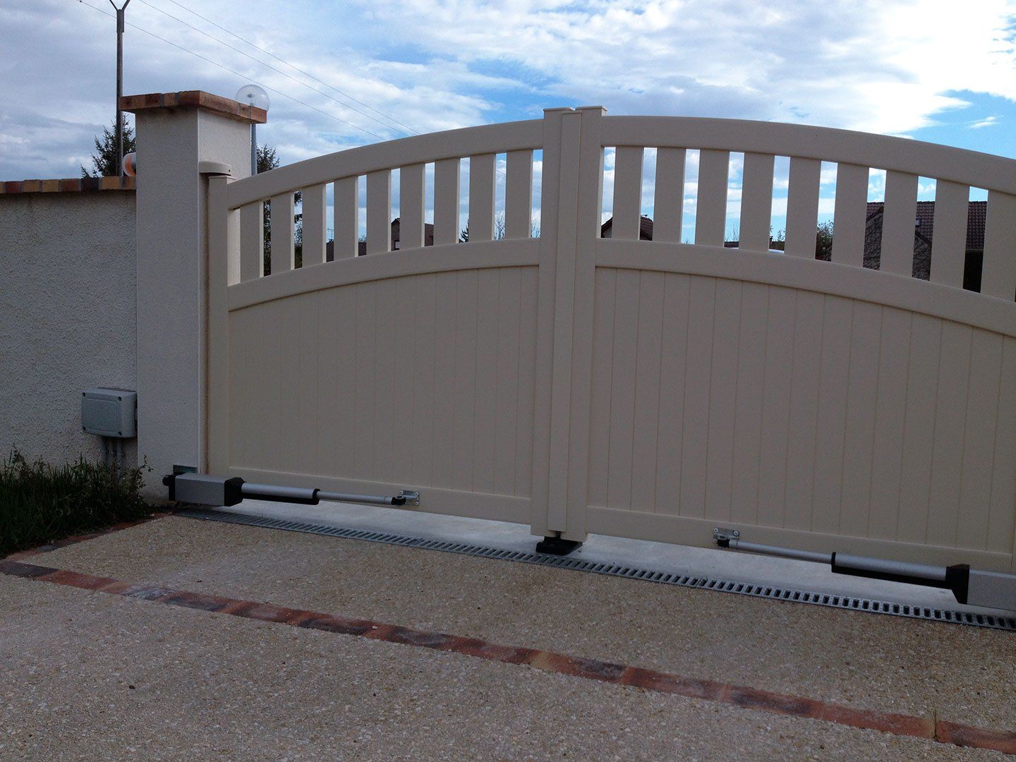 Portail motorisé beige