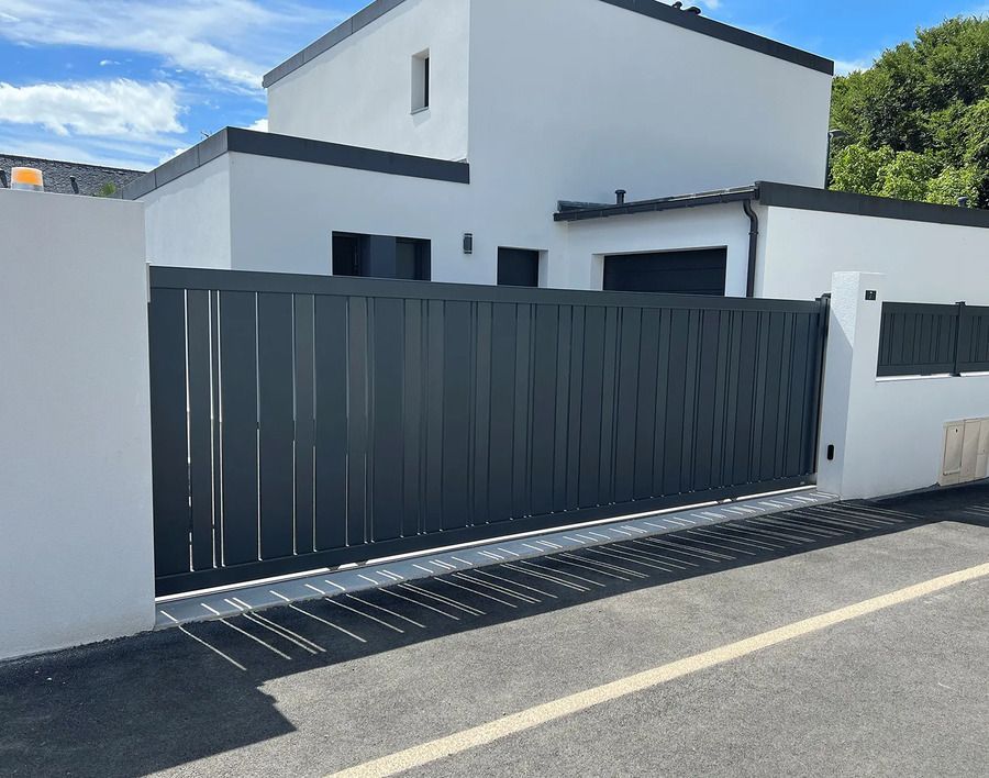 Portail contemporain en aluminium Celina