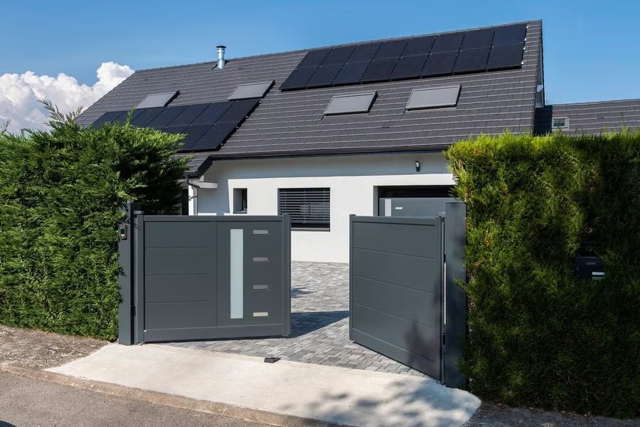 Motorisation sur pivot Somfy pour portail battant