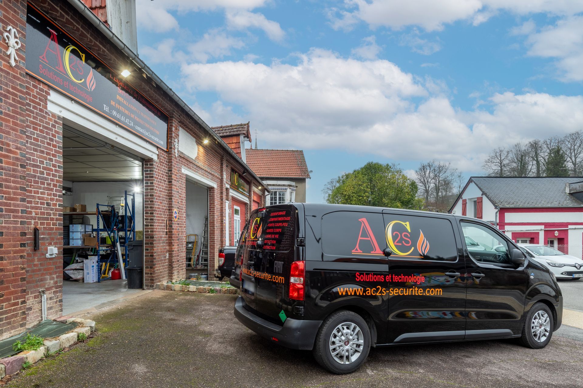 Véhicule garé devant le garage de l'entreprise