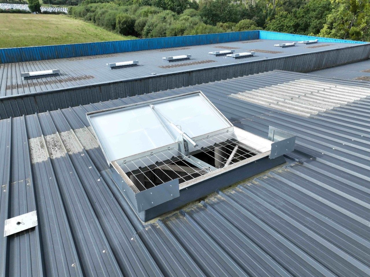 Serveur endommagé faisant de la fumée