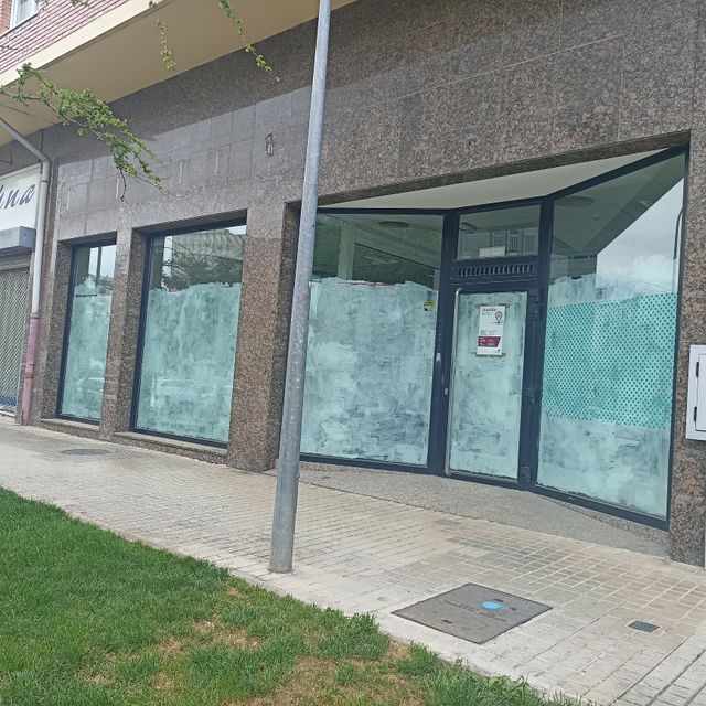 Un edificio con un cartel que dice 'a' en él