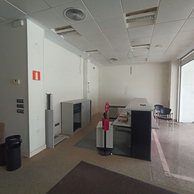 Una habitación vacía con un cartel rojo en la pared que dice extintor de incendios