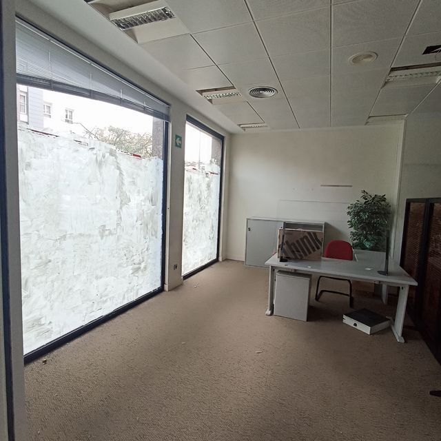 Una oficina vacía con un escritorio y una silla