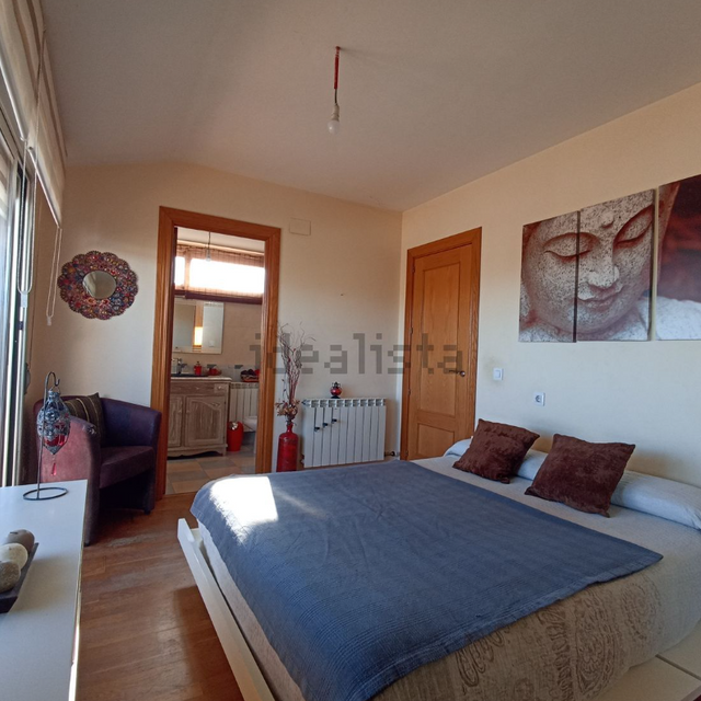 Habitación con cama, baño y decoración