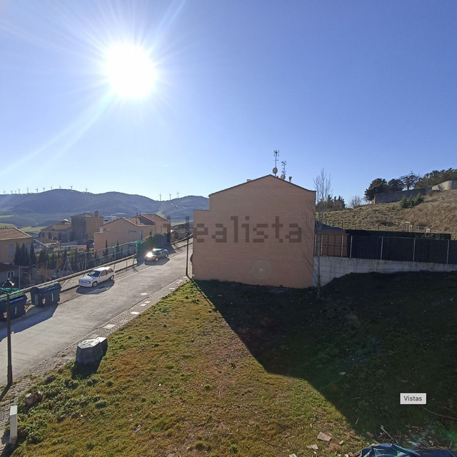 Un edificio con la palabra realista en él.