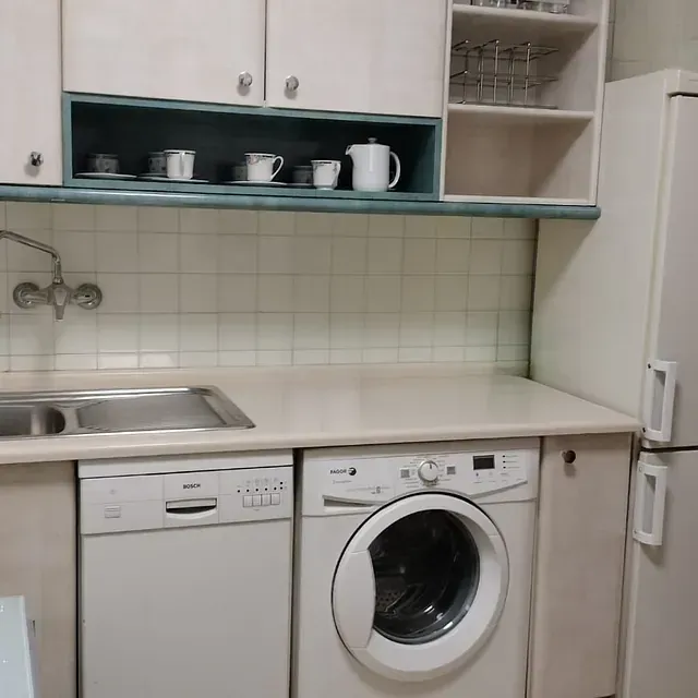 Una cocina con lavadora y lavavajillas