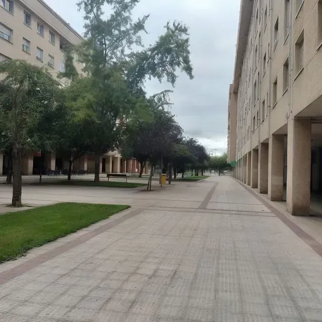 Una hilera de edificios con una pasarela de ladrillos entre ellos