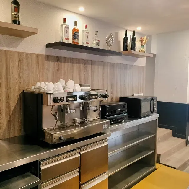 Una cocina con cafetera y microondas