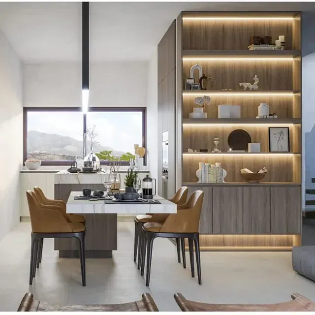 Una cocina con mesa y sillas y una gran ventana.