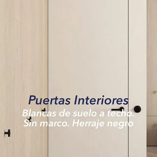 Una puerta blanca con las palabras puertas interiores en ella