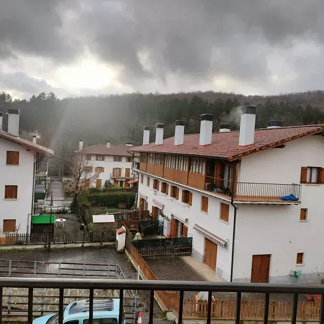 Una vista de una hilera de casas desde un balcón.
