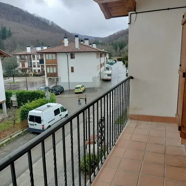 Una camioneta blanca está estacionada al costado de la carretera