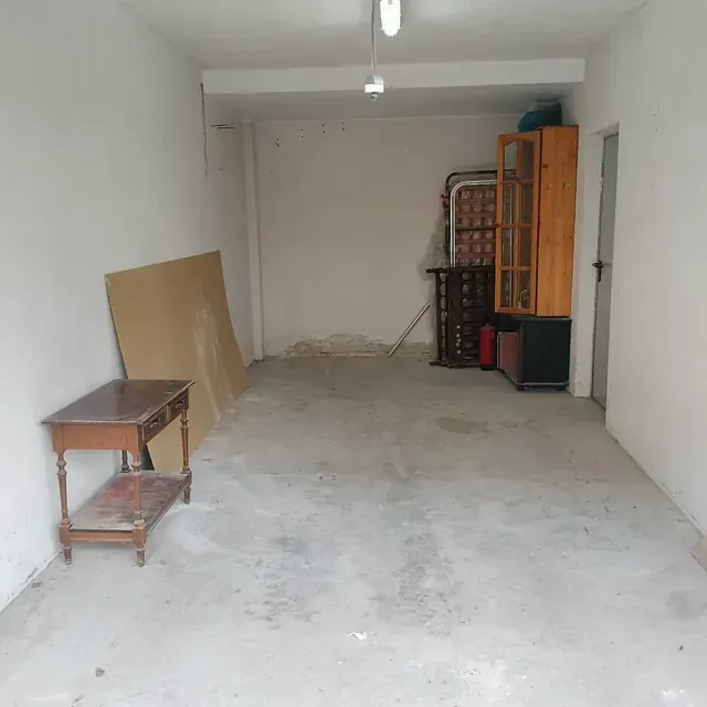 Hay una mesa en el medio de la habitación.